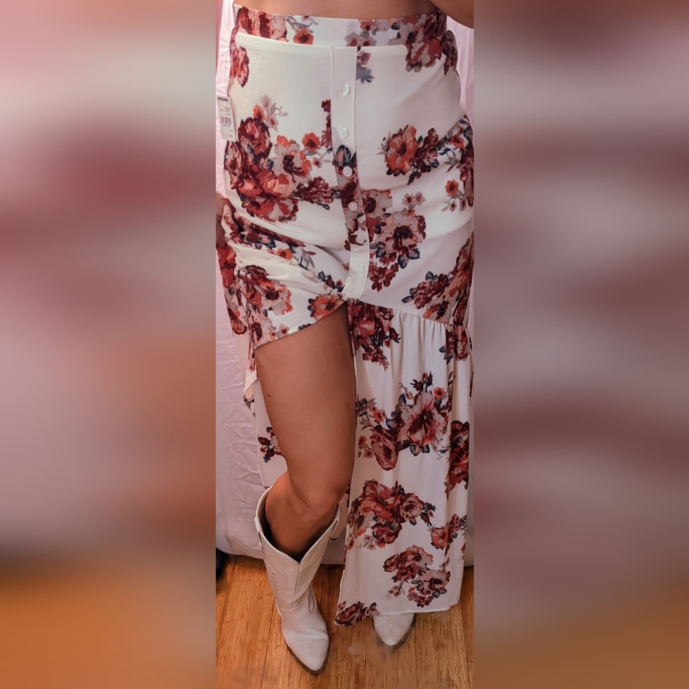 Long high waisted super cute skirt